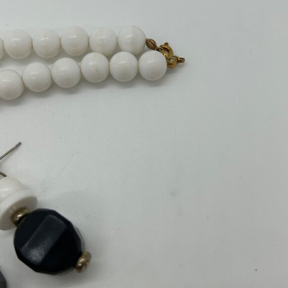 Black & White Acrylic Necklace & Earrings Bead Set Gold-Tone Accents Plastic - Picture 5 of 10